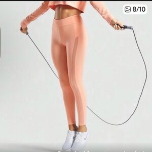 Gymshark Move Leggings - Sour
Bellini Peach Women’s Size Medium mesh insert
